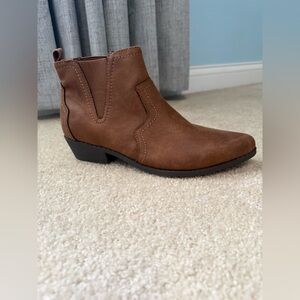 Arizona Women’s Brown Ankle Boots in size 9 NWOT